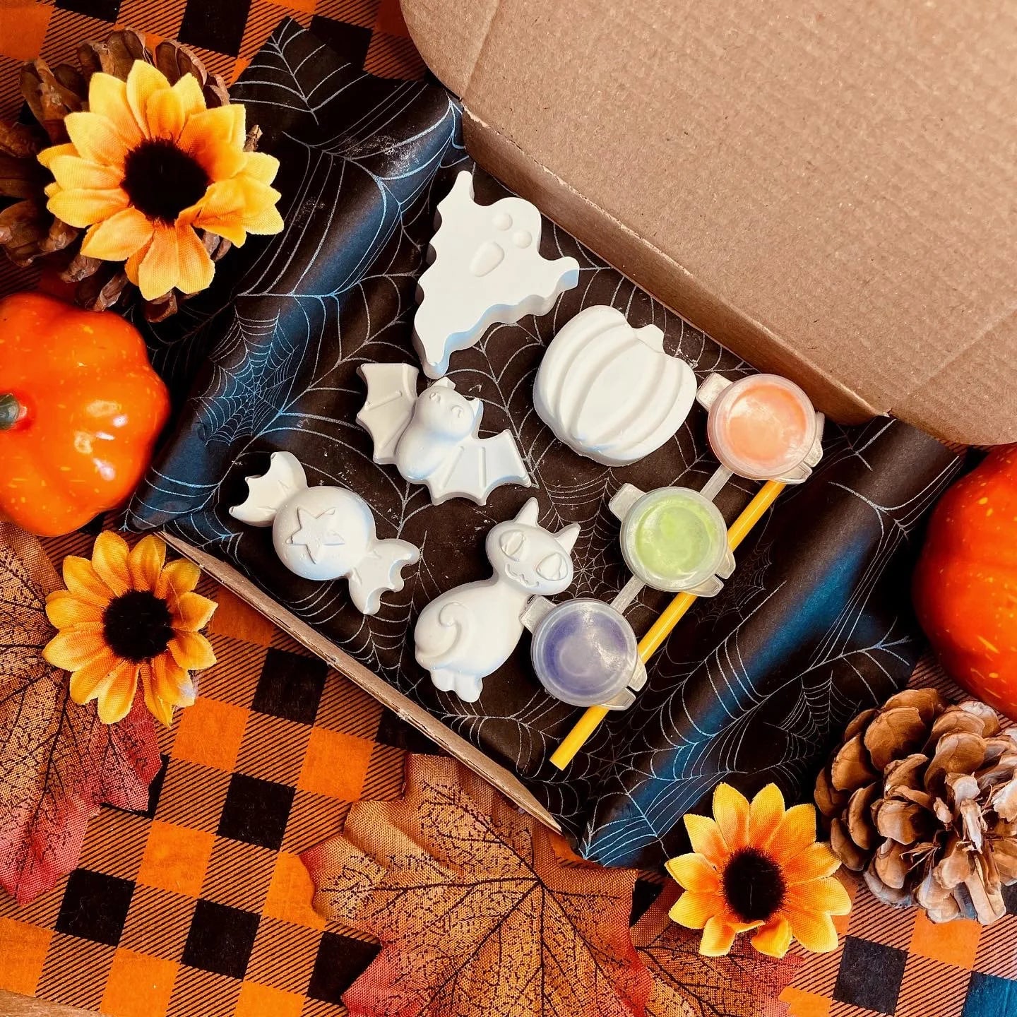 Miniature Halloween Plaster Paint Kit with 3 paints - Halloween Crafts